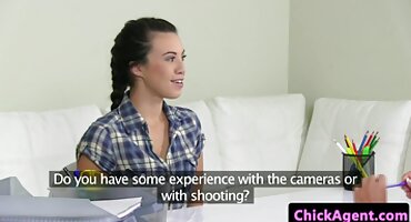 hồng tỷ xxx Một kẻ lừa đảo ukraine quyến rũ một người bạn sex trên xe và liếm tinh trùng.