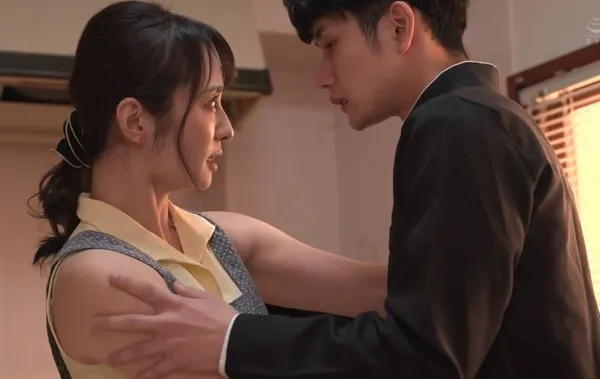 phim sex cổ điển pháp Tình yêu của cậu con trai với má khi bố luôn đi làm về lúc nữa đêm